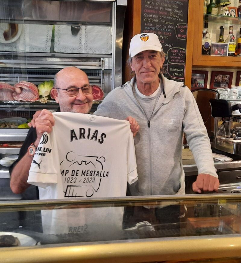 El futbol y la gastronomía convierten lo imposible en posible. El mítico Ricardo Arias y Gabi Serrano en el interior de la barra 