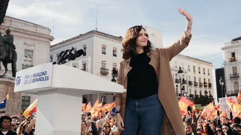 Isabel Díaz Ayuso tiene el look que te pondrás mañana para ir al trabajo.