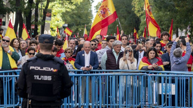 Las protestas en Ferraz continúan por la tarde con gritos contra Sánchez y pidiendo prisión para Puigdemont