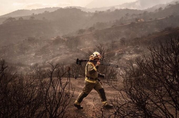 Málaga.- Sucesos.-Aumentan los desalojos preventivos en torno al incendio forestal que afecta a una zona de Mijas Pueblo