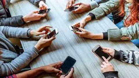 Un grupo de adolescentes con sus móviles