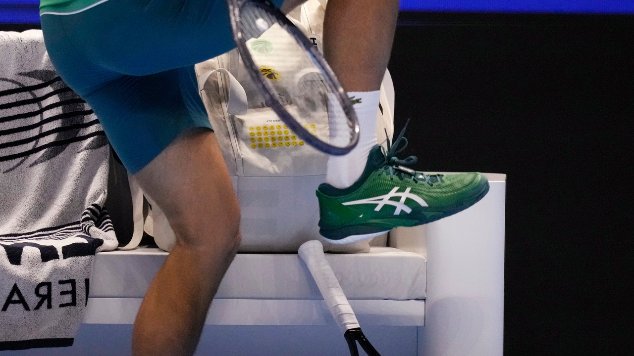 This is how he destroyed two rackets with kicks