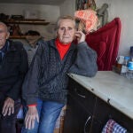 Kateryna, de 74 años, y Volodimir, de 83, muestran el interior de su vivienda, que tantos ataques rusos ha sufrido, en Pervomaiske