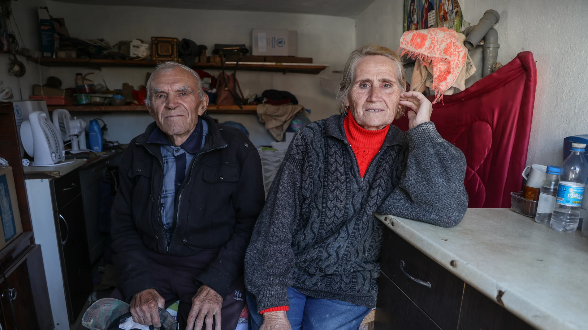 Kateryna, de 74 años, y Volodimir, de 83, muestran el interior de su vivienda, que tantos ataques rusos ha sufrido, en Pervomaiske
