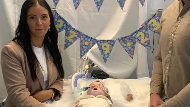 This handout photograph provided by the family's lawyers on November 10, 2023, and taken in September 2023, shows baby Indi with her parents Claire Staniforth and Dean Gregory in the Queen's Medical Centre (QMC) in Nottingham, central England. - British justice confirmed on Friday that the cessation of treatment keeping a seriously ill baby alive could not take place at the family home, contrary to the wishes of his parents. 