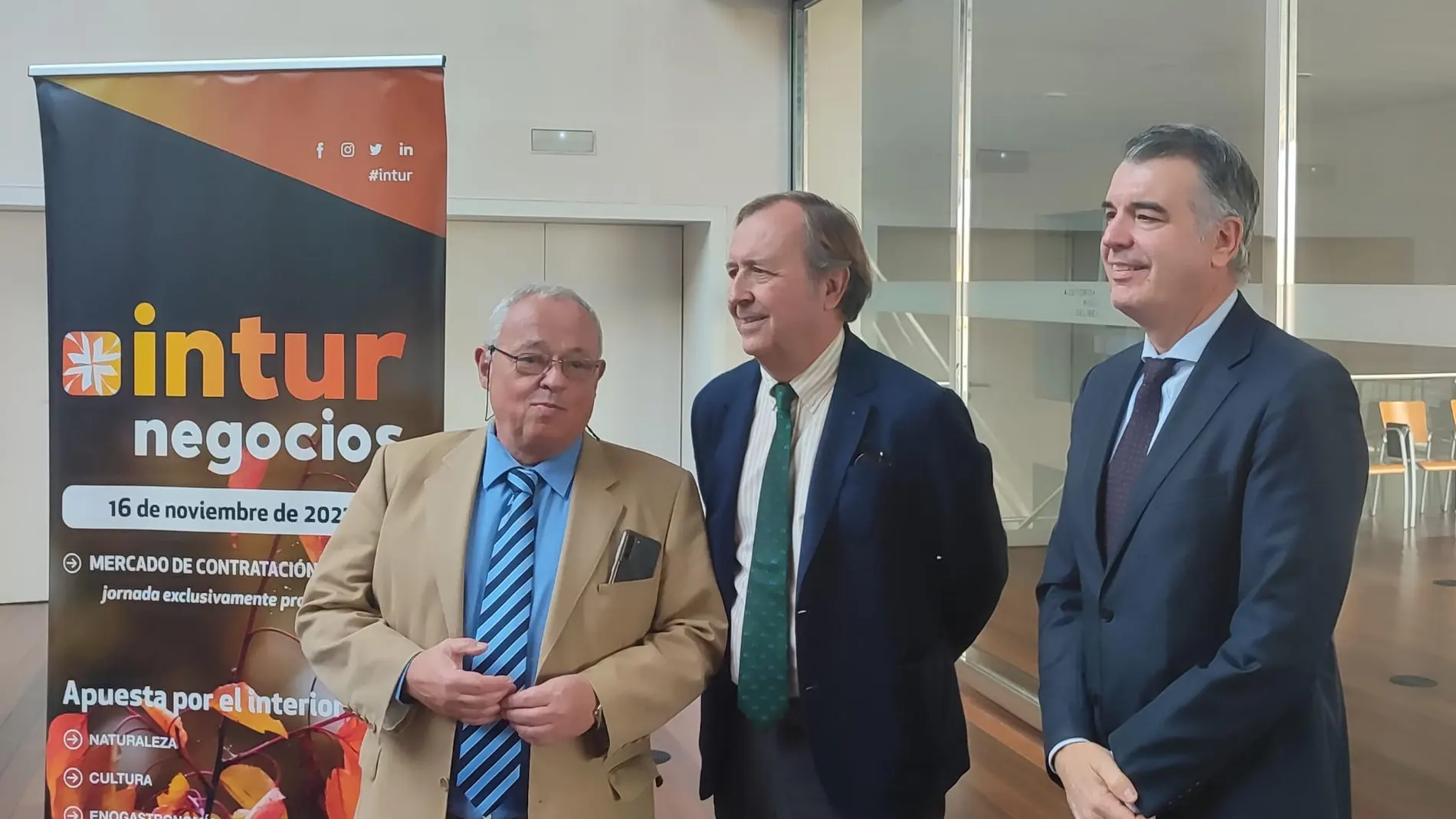 Gonzalo Santonja junto a Ángel González y Alberto Alonso en la presentación de la Feria