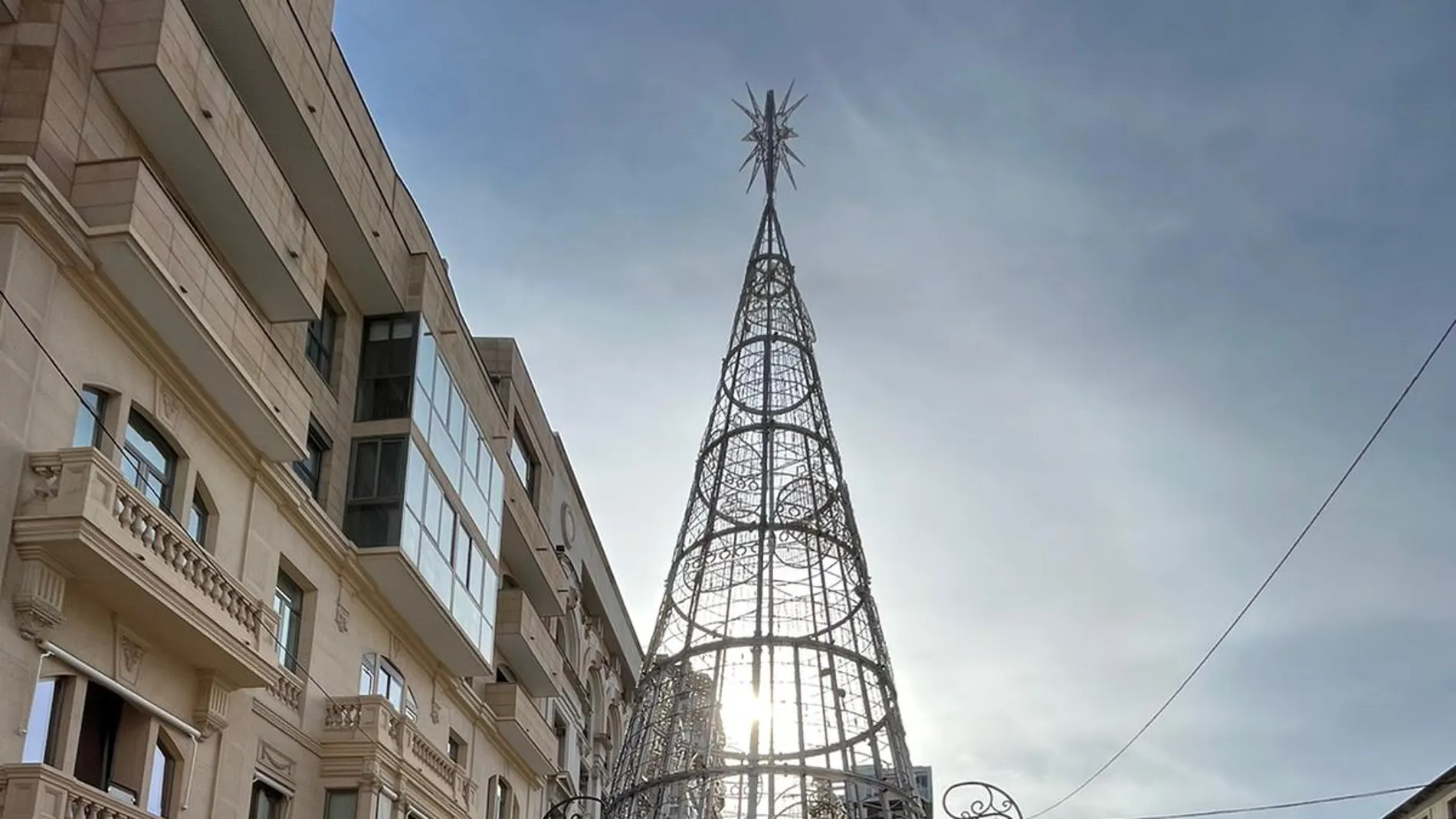 Como novedad, el árbol de Navidad se ha instalado este año en la avenida de la Constitución de Alicnte.