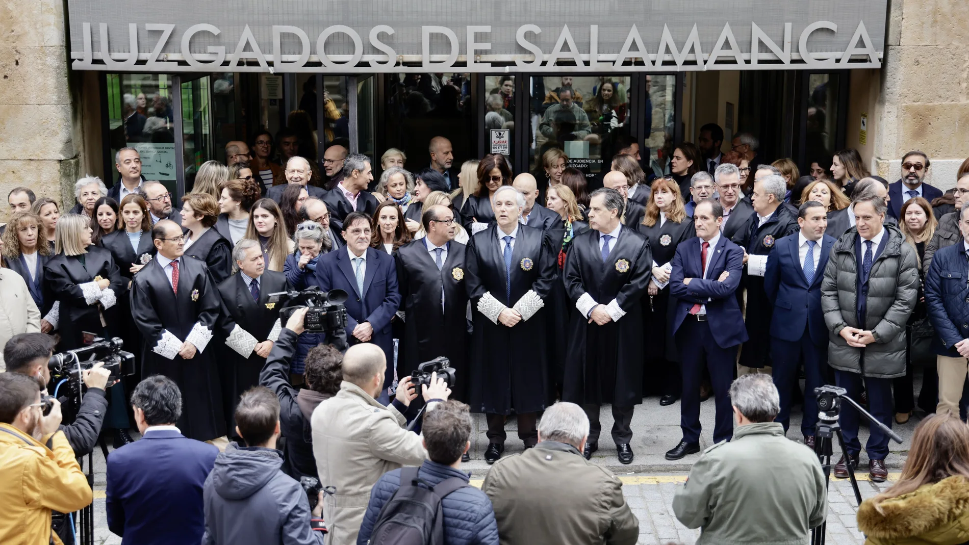 Unos 150 profesionales de justicia se concentran en la plaza de Colón de Salamanca para oponerse a la posibilidad de desarrollar comisiones de investigación en sede parlamentaria a fin de determinar la presencia de situaciones de judicialización de la política
