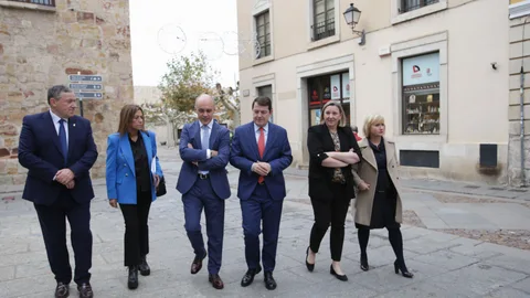 Mañueco llega al foro junto a Isabel Blanco, Begoña Galache, Leticia García y Javier Faúndez, entre otros