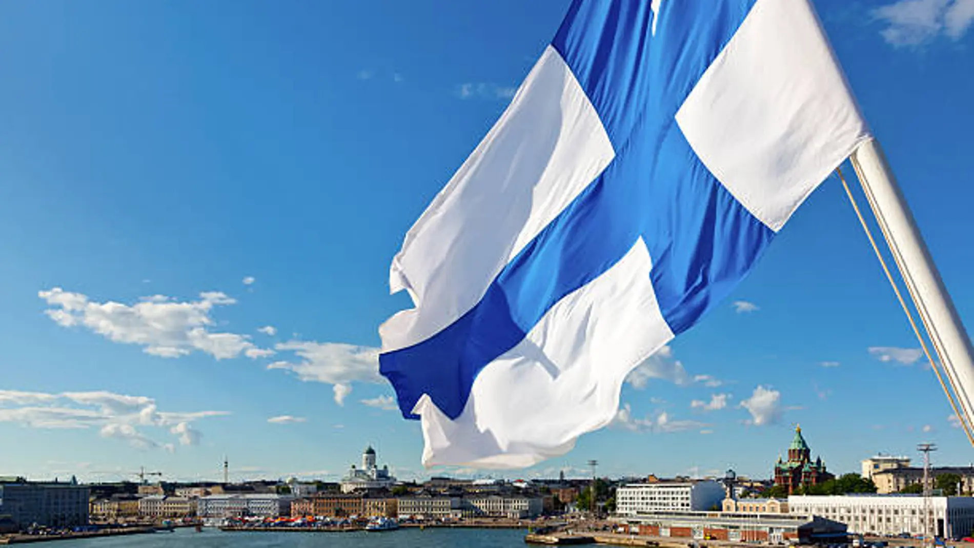 Bandera de Finlandia ondea al viento