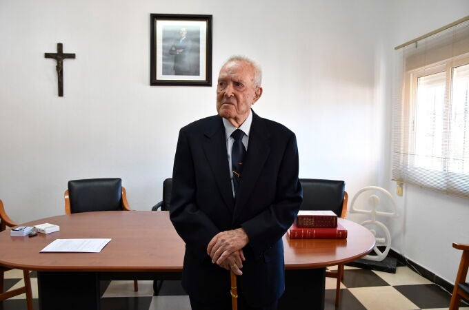 El alcalde más longevo de España toma de nuevo el bastón de mando de Chercos (Almería)