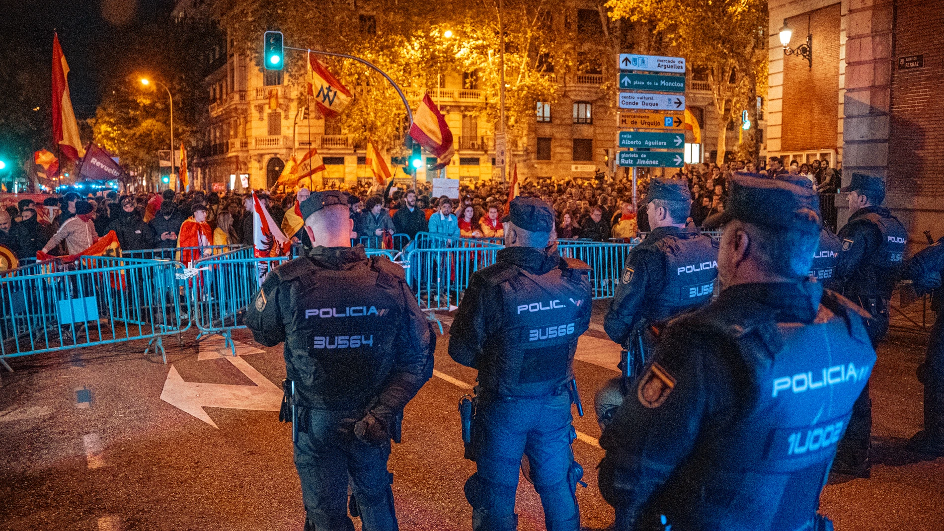 Cientos de personas durante una manifestación contra la amnistía frente a la sede del PSOE en Ferraz, a 13 de noviembre de 2023, en Madrid (España). Miles de personas se han concentrado frente a la sede del PSOE en Ferraz por undécima jornada consecutiva para protestar contra el pacto alcanzado entre el PSOE y Junts para la investidura de Sánchez que incluye una posible ley de amnistía. 13 NOVIEMBRE 2023;MANIFESTACIÓN;FERRAZ;CONCETRACIÓN;PROTESTA;AMNISTÍA; Gabriel Luengas / Europa Press 14...