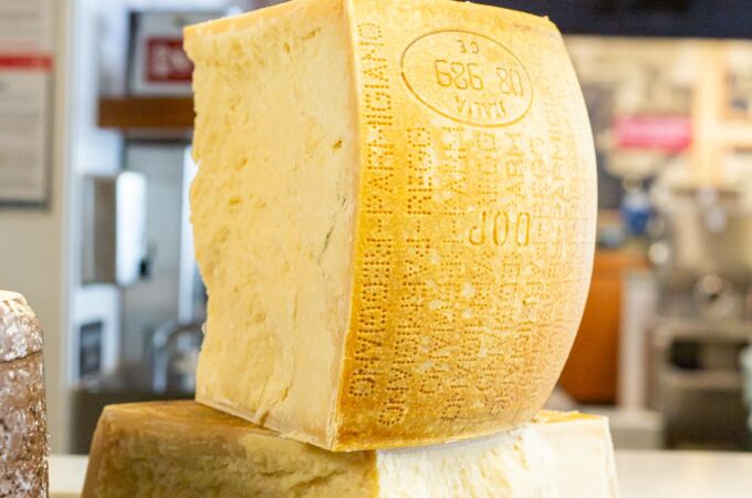 ¿Cuál es la diferencia entre los quesos Parmesano, Parmigiano-Reggiano y Grana Padano?