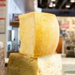¿Cuál es la diferencia entre los quesos Parmesano, Parmigiano-Reggiano y Grana Padano?