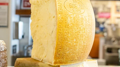 ¿Cuál es la diferencia entre los quesos Parmesano, Parmigiano-Reggiano y Grana Padano?