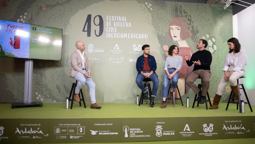 Bulnes, segundo por la izda., presentando el filme en Huelva