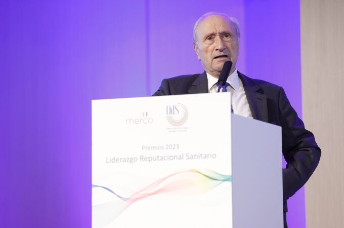 El doctor Pedro Guillén recogiendo el premio a mejor especialista en Traumatología y Cirugía Ortopédica