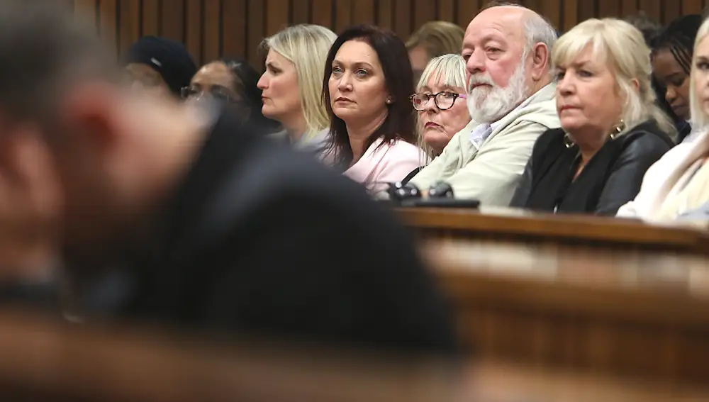 Oscar Pistorius esconde la cabeza entre las manos durante el juicio en presencia de Barry y June Steenkamp