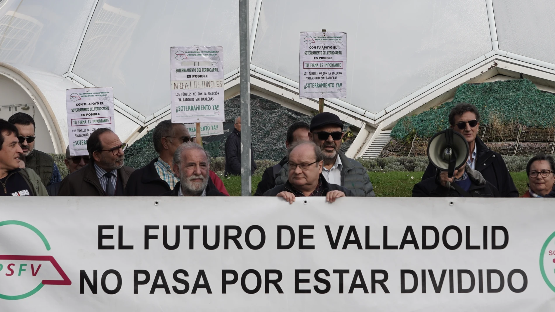 La Plataforma por el Soterramiento del Ferrocarril en Valladolid se concentra frente a la Delegación del Gobierno