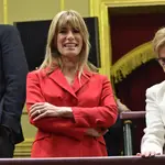 Begoña Gómez con traje rojo en el Congreso.