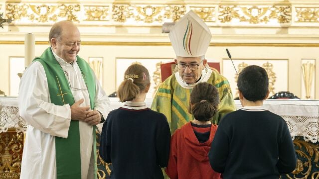 El arzobispo de Valladolid, Luis Argüello, inicia la visita pastoral a los colegios