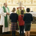 El arzobispo de Valladolid, Luis Argüello, inicia la visita pastoral a los colegios