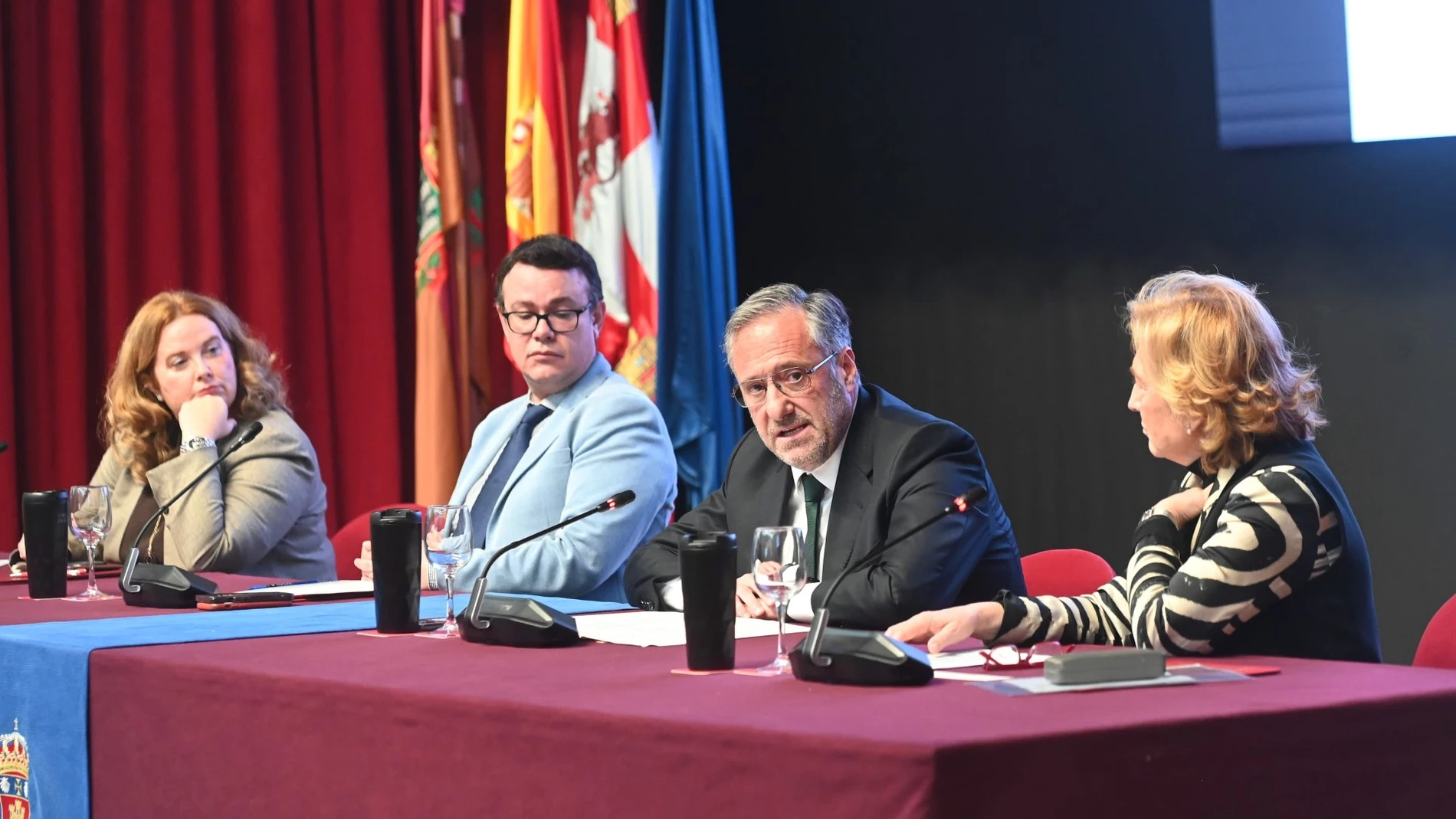 El presidente de las Cortes, Carlos Pollán, inaugura, junto a la alcaldesa Cristina Ayala, entre otros, el Congreso