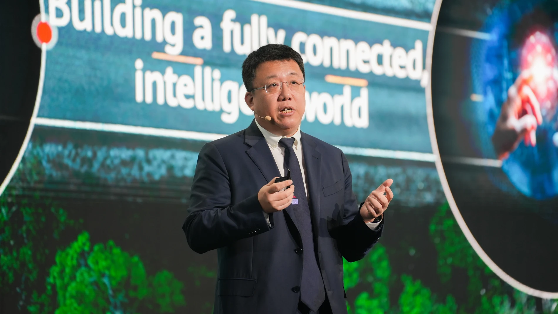 PARÍS, 15/11/2023.- El presidente regional de Huawei en Europa, Jim Lu, durante su intervención en un congreso organizado en París por la empresa china, donde ha reunido a representantes y a empresarios del sector tecnológico de todo el mundo. EFE/ Huawei/SOLO USO EDITORIAL/SOLO DISPONIBLE PARA ILUSTRAR LA NOTICIA QUE ACOMPAÑA (CRÉDITO OBLIGATORIO)