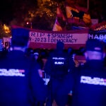 Decimotercera jornada de protestas en Ferraz coincidiendo con el primer día de investidura