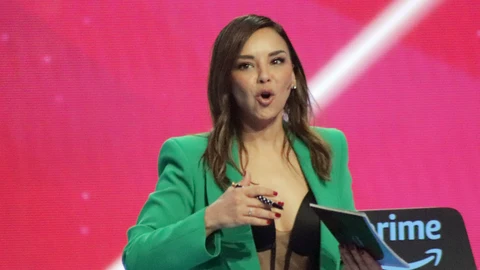Chenoa con traje verde.