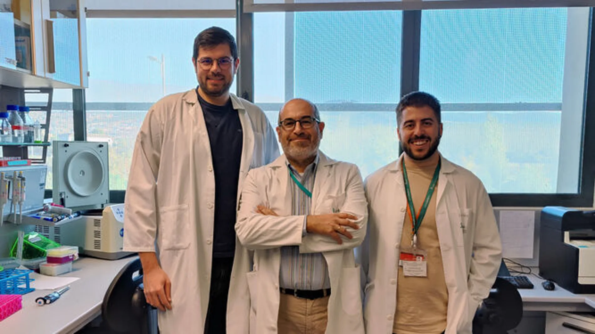 Jorge Cerón, Pedro J. Real y Gonzalo Martínez, investigadores del Departamento de Bioquímica y Biología Molecular I de la UGR y GENyO.