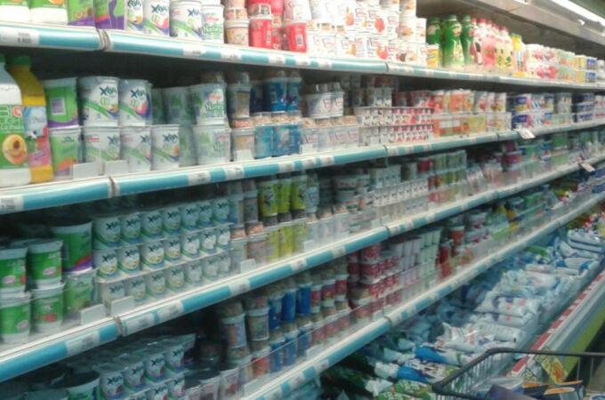 Zona de yogures en un supermercado