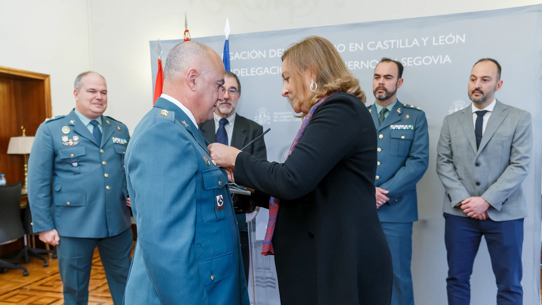 El teniente coronel de la Guardia Civil de Segovia Jesús García Aller recibió hoy la Medalla al Mérito de la Seguridad Vial de la Dirección General de Tráfico (DGT), de manos de la subdelegada del gobierno en Segovia, Marian Rueda; acompañados por el teniente coronel jefe de Tráfico de Castilla y León, Francisco González Iturralde; el teniente coronel jefe de la Comandancia de Segovia, Benito Donate; y el jefe provincial de Tráfico, Pedro Pastor