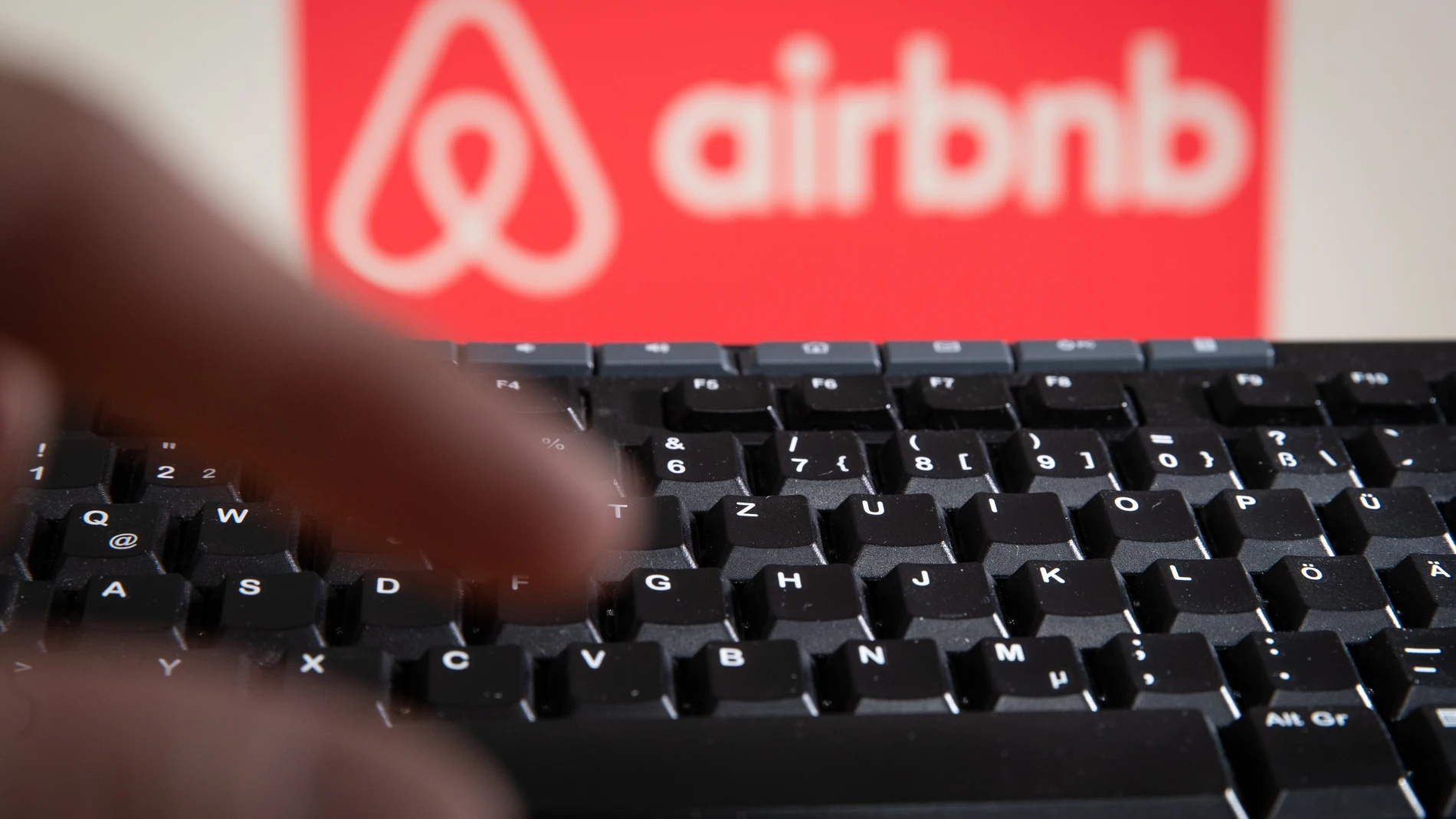 FILED - 04 June 2020, Lower Saxony, Osnabrueck: The logo of "airbnb" can be read behind a computer keyboard. Photo: Friso Gentsch/dpa (Foto de ARCHIVO) 04/06/2020 ONLY FOR USE IN SPAIN