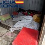 El contenedor de obra en el que vivían los dos trabajadores rescatados que trabajaban sin contrato y vivían en condiciones "infrahumanas" en una finca de Deleitosa, un municipio de Cáceres de unos 700 habitantes