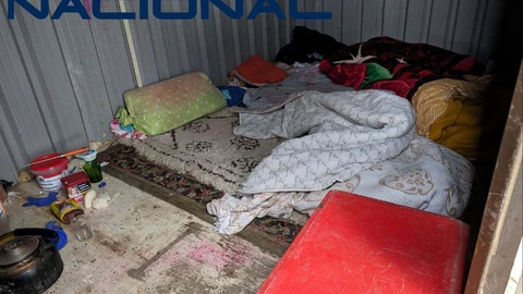 El contenedor de obra en el que vivían los dos trabajadores rescatados que trabajaban sin contrato y vivían en condiciones "infrahumanas" en una finca de Deleitosa, un municipio de Cáceres de unos 700 habitantes