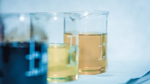 Probetas con aceite industrial usado y bases regeneradas