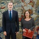 Felipe VI posa junto a Francina Armengol después de que la presidenta del Congreso le haya comunicado la elección de Pedro Sánchez