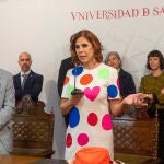 El rector de la Universidad de Salamanca, Ricardo Rivero, y la empresaria y diseñadora Agatha Ruiz de la Prada firman un convenio de colaboración en materia educativa