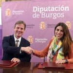 El presidente de la Diputación de Burgos, Borja Suárez, y la presidenta de la Fundación ASTI, Verónica Pascual, firman el convenio