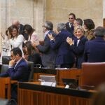 Diputados socialistas aplauden en el Parlamento andaluz justo cuando Pedro Sánchez es investido presidente del Gobierno