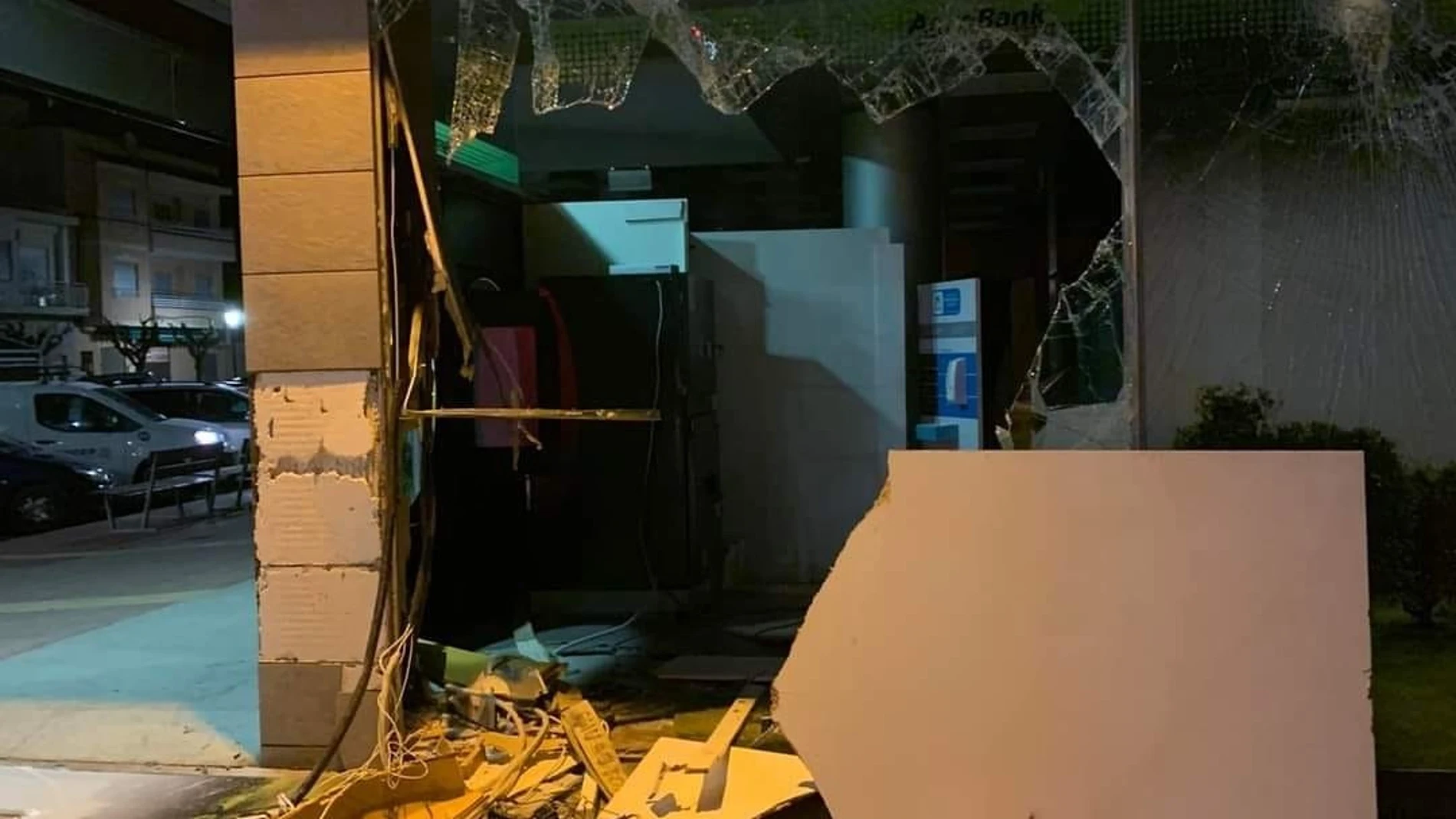 Roban el cajero de una sucursal en Librilla con un camión pluma que figuraba como sustraído en Crevillente (Alicante) POLICÍA LOCAL DE LIBRILLA 16/11/2023