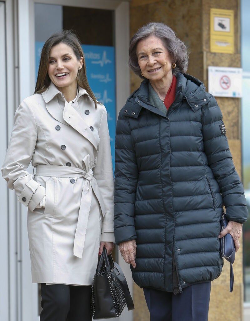 La Reina Sofía, junto a la Reina Letizia, con un chaquetón de Ecoalf en 2018