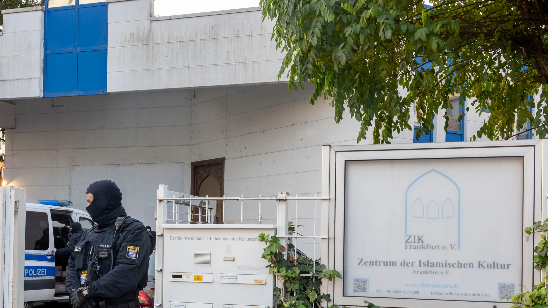 La Policía vigila el Centro de Cultura Islámica de Fráncfort, en Fráncfort, Alemania