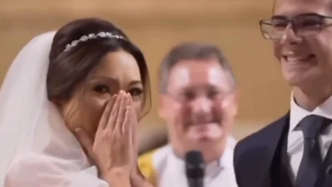 Un joven sorprende a su novia en el altar