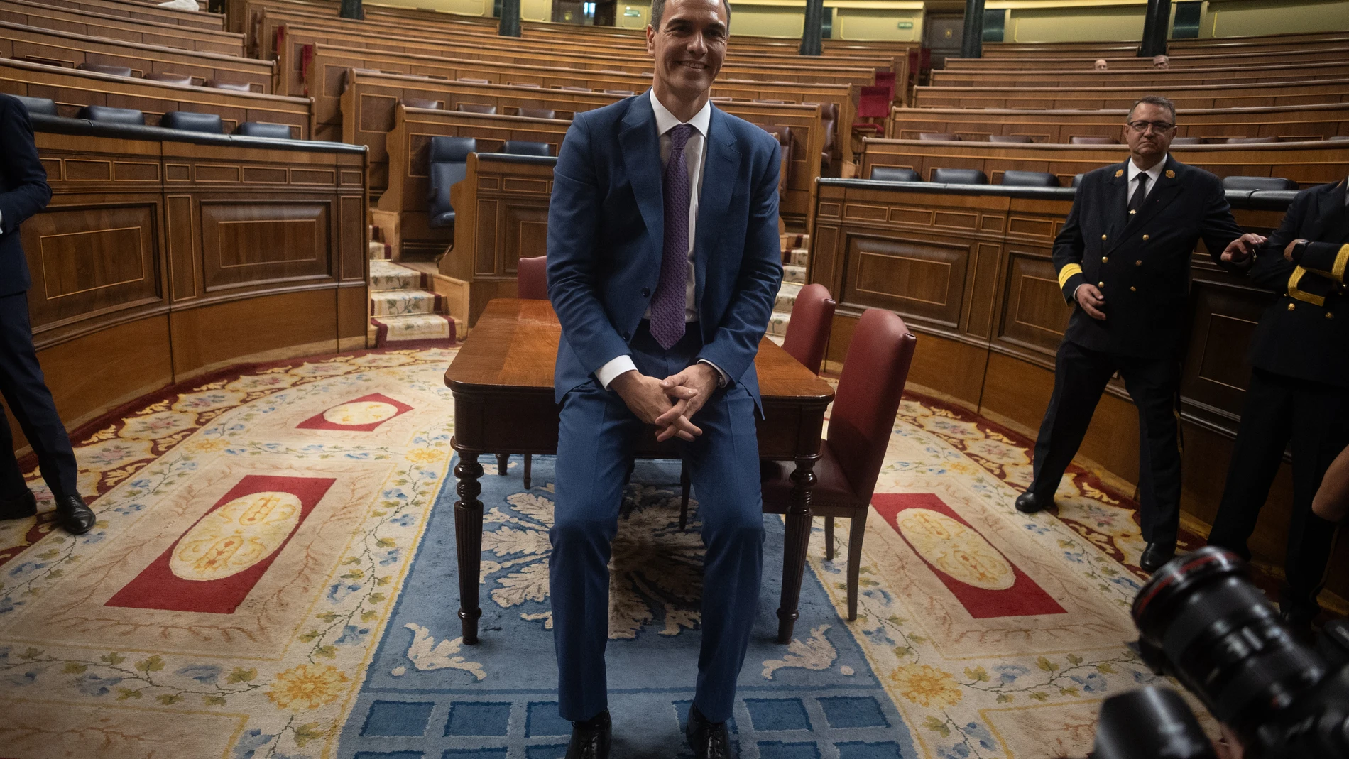 El recién nombrado presidente del Gobierno, Pedro Sánchez, posa para los medios tras finalizar la segunda sesión del debate de investidura de Pedro Sánchez como presidente de Gobierno, en el Congreso de los Diputados, a 16 de noviembre de 2023, en Madrid (España). El Salón de Plenos del Congreso acoge desde ayer, 15 de noviembre, el debate de investidura del presidente del Gobierno en funciones, Pedro Sánchez. El secretario general del PSOE tiene el apoyo de 179 diputados de los 350 del Congr...