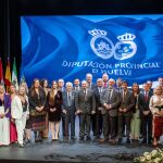 El presidente de la Diputación de Málaga, David Toscano, acompañado de premiados y otras personalidades de la provincia 