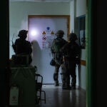 Israel dice que halló "un centro de mando operativo" y armas de Hamás en hospital Al Shifa