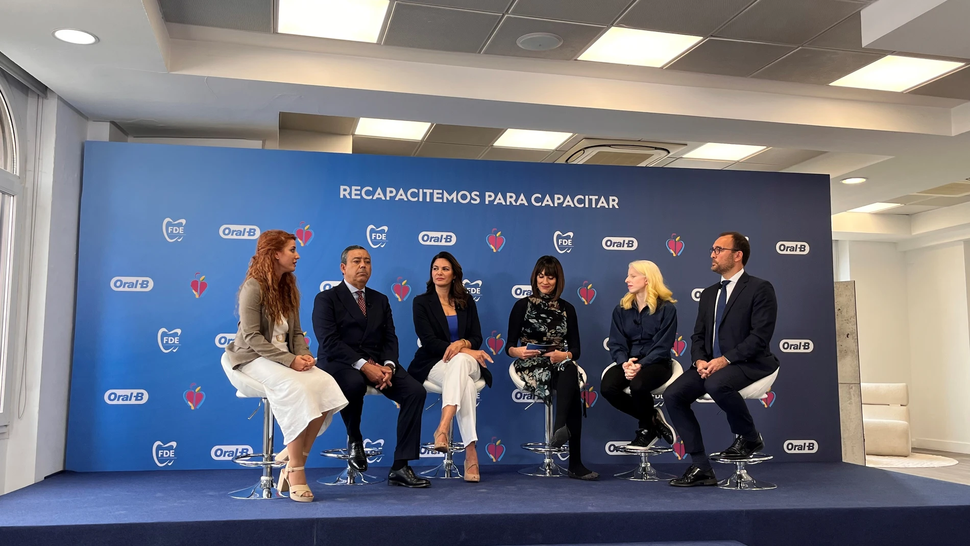 Lizett Castellanos, Óscar Castro Reino, Fabiola Martínez, Irene Villa, Susana Rodríguez y Ángel Alcaide