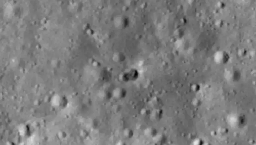 Los dos cráteres creados por el impacto de la tercera etapa del Long March 3C en la Luna. 